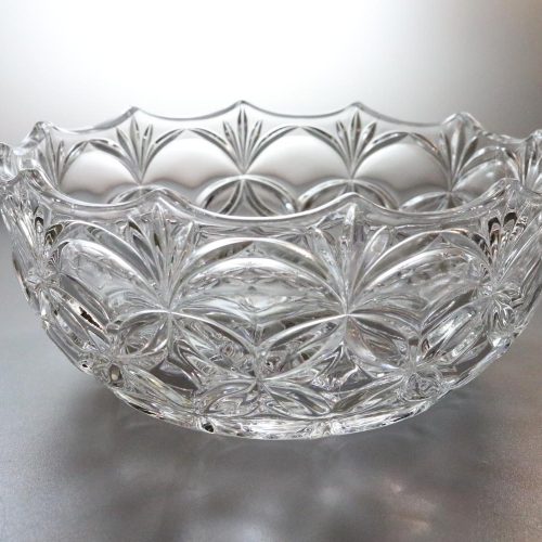 Vacker skål i glas, troligen från svensk glasbruk