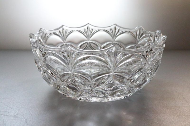 Vacker skål i glas, troligen från svensk glasbruk