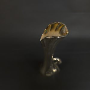 Elegant nysilvervas med svanmotiv – en tidlös inredningsdetalj