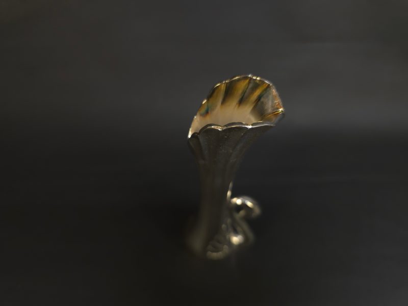 Elegant nysilvervas med svanmotiv – en tidlös inredningsdetalj