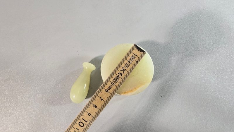 Liten mortel med stöt i alabaster