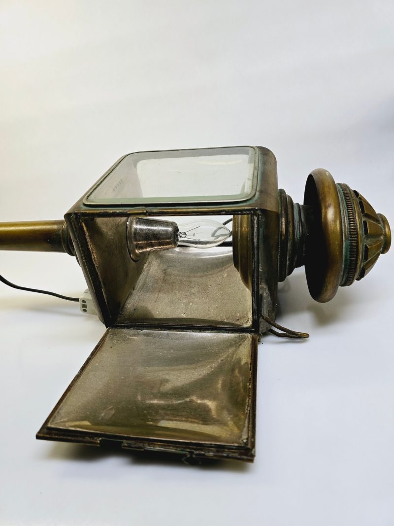 Vintage lanternformad bordslampa i mässing – Rustik och unik design