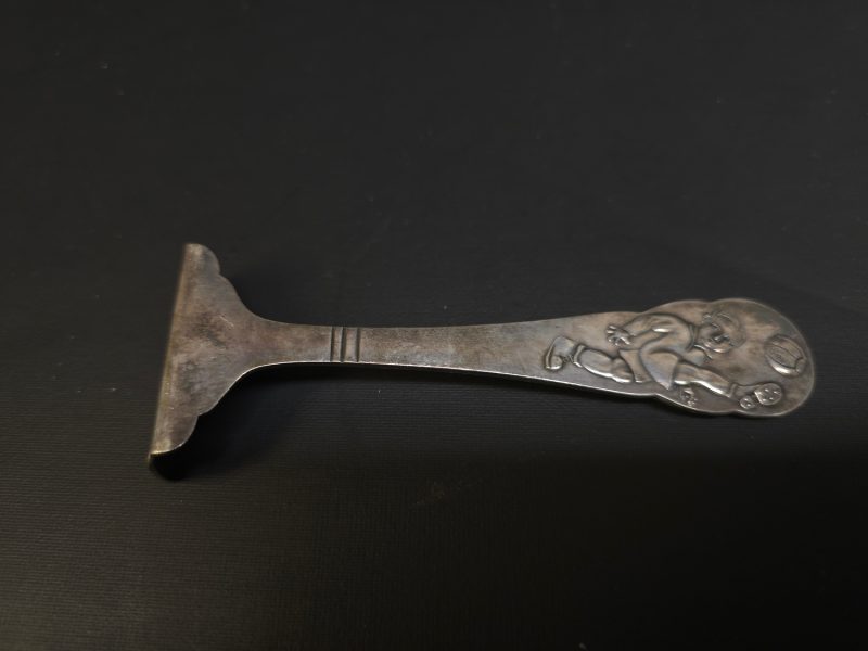 Vintage Barnbestick i nysilver med unikt fotbollsmotiv