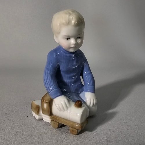Porslinfigur, Lekande pojke, GDR