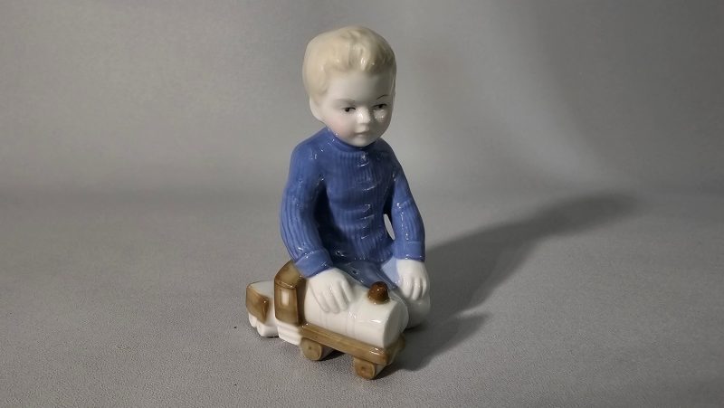 Porslinfigur, Lekande pojke, GDR