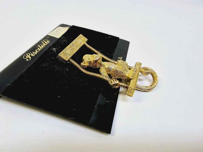 Vintage Piscitelli Brosch – Lekfull Design med Apa på Gunga