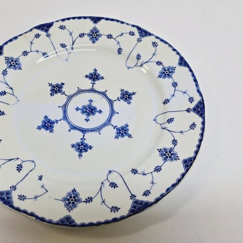 Elegant Djup Tallrik från Strå – Tidlös Blåvit Design