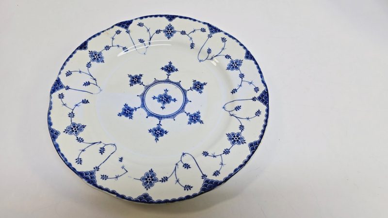 Elegant Djup Tallrik från Strå – Tidlös Blåvit Design