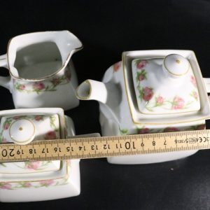 Charmigt Te- och Kaffeset med Rosendekor – Elegant Detalj för Hemmet