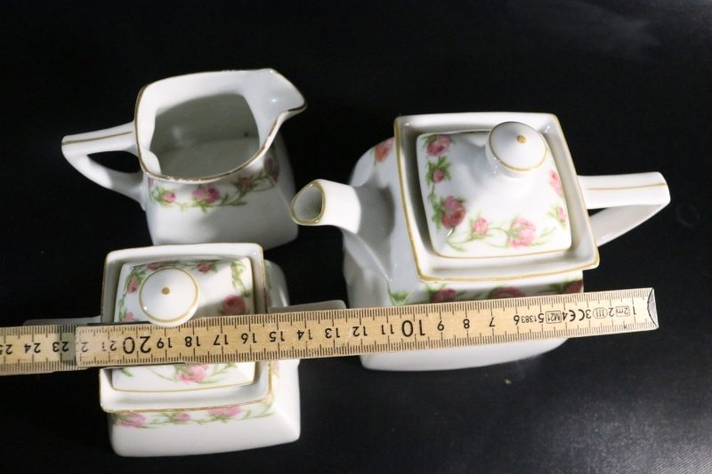 Charmigt Te- och Kaffeset med Rosendekor – Elegant Detalj för Hemmet