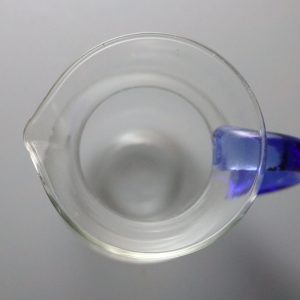 Elegant Liten Glaskanna med Blått Handtag – 11 cm Hög