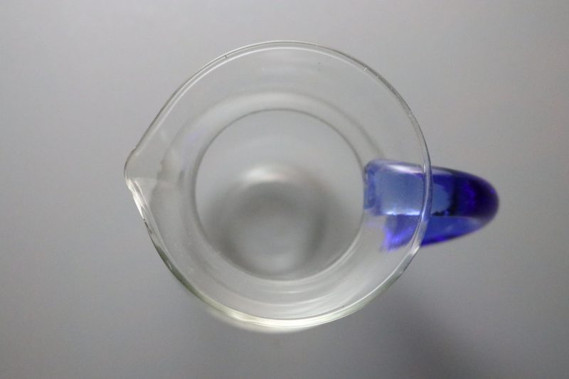 Elegant Liten Glaskanna med Blått Handtag – 11 cm Hög