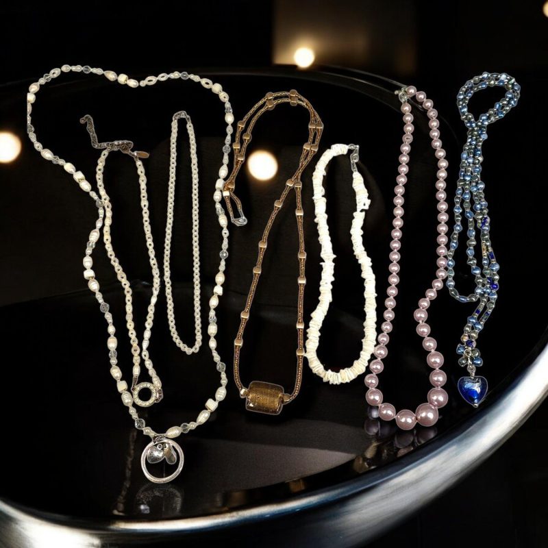 Charmigt set med 7 halsband – Unik mix av stilar och material