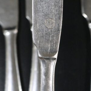 Set med 4 Bordsknivar i Rostfritt Stål  – Elegant och Tidlös Desig
