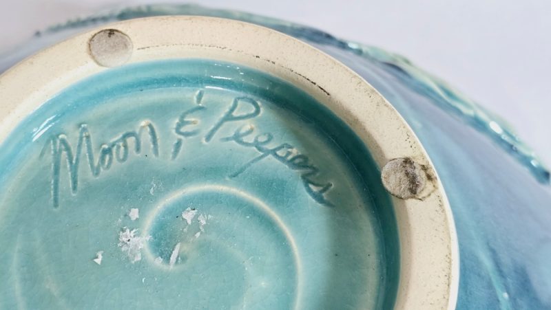 Handgjord Salladsskål från Moon and Peepers Pottery – Dekorerad i Fiskmotiv