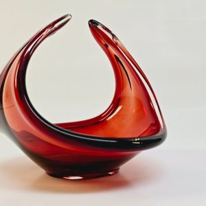 Rubinröd glasskål – Elegans och modern design i perfekt harmoni