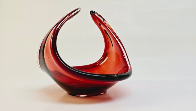 Rubinröd glasskål – Elegans och modern design i perfekt harmoni