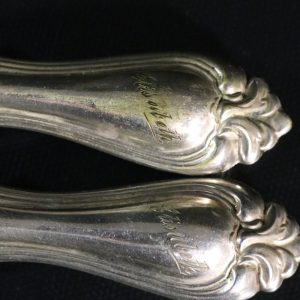 Antikt Set Smörknivar i Nysilver med Ingraverade Namn - "Olga"
