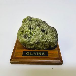 Olivina-sten på träbas – Naturlig och unik dekoration