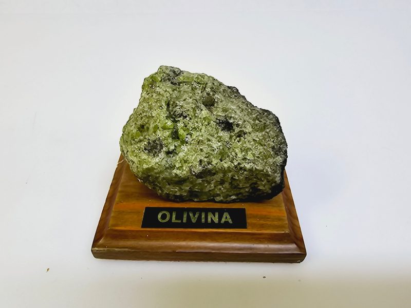 Olivina-sten på träbas – Naturlig och unik dekoration
