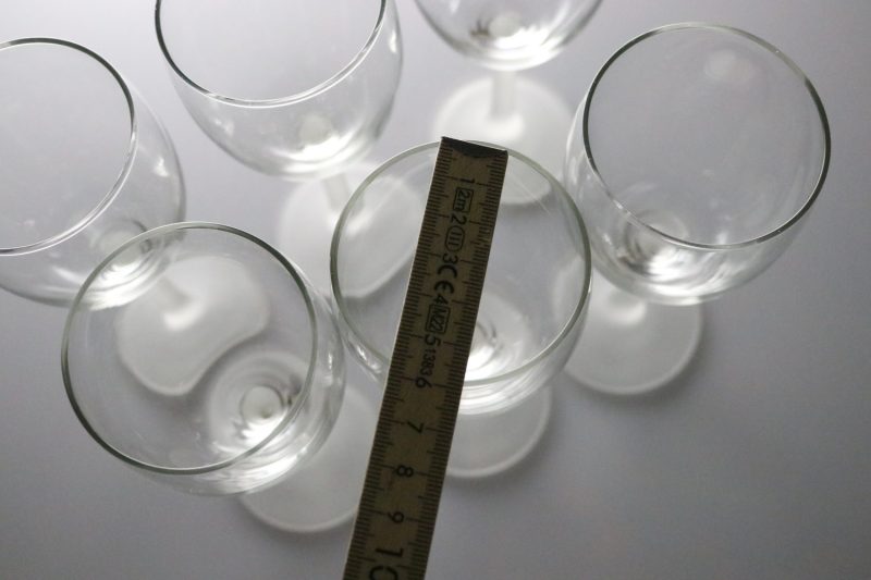 Eleganta Vinglas med Frostad Fot – Skandinavisk Stil och Raffinerad Design
