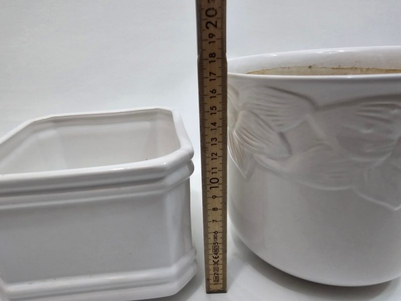 Eleganta Trio av Vita Keramiska Krukor