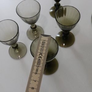 Karaff med 5 glas, troligen Johanfors glasbruk, rökfärgat glas