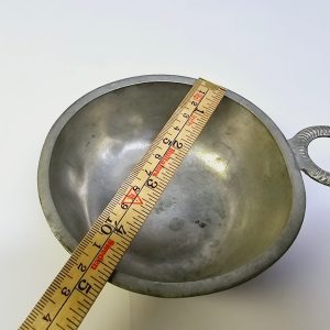 Antik tennkåsa – Tidlöst hantverk från 1800/1900-talet, Ø12 cm