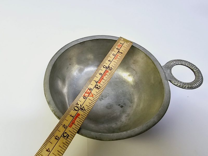 Antik tennkåsa – Tidlöst hantverk från 1800/1900-talet, Ø12 cm
