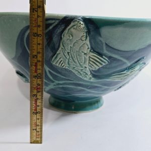 Handgjord Salladsskål från Moon and Peepers Pottery – Dekorerad i Fiskmotiv