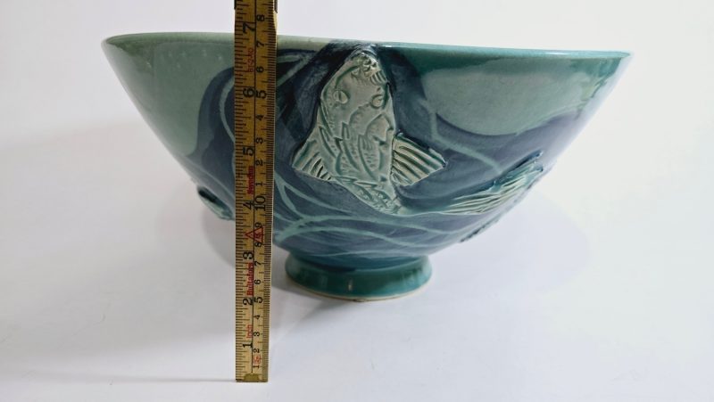 Handgjord Salladsskål från Moon and Peepers Pottery – Dekorerad i Fiskmotiv