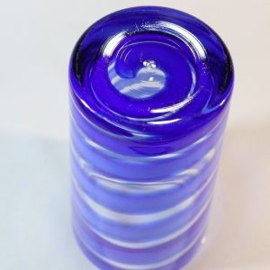 Stor glasvas, spiralmönster i blått