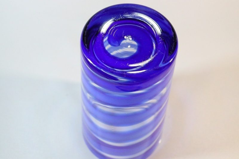 Stor glasvas, spiralmönster i blått