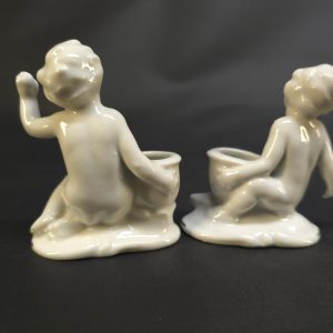 Charmiga porslinsfigurer med små blomkrukor – vintageinspirerat set