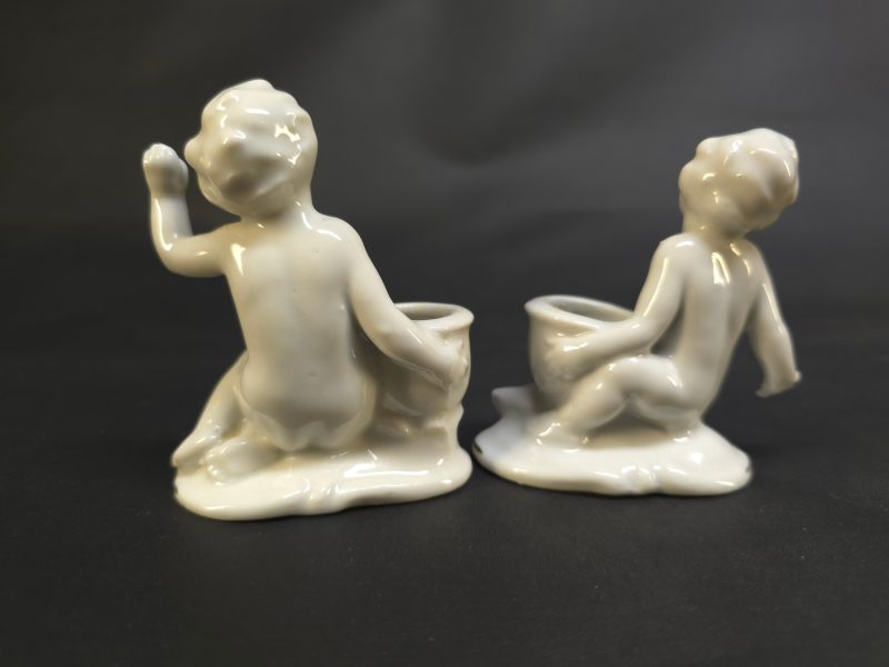 Charmiga porslinsfigurer med små blomkrukor – vintageinspirerat set