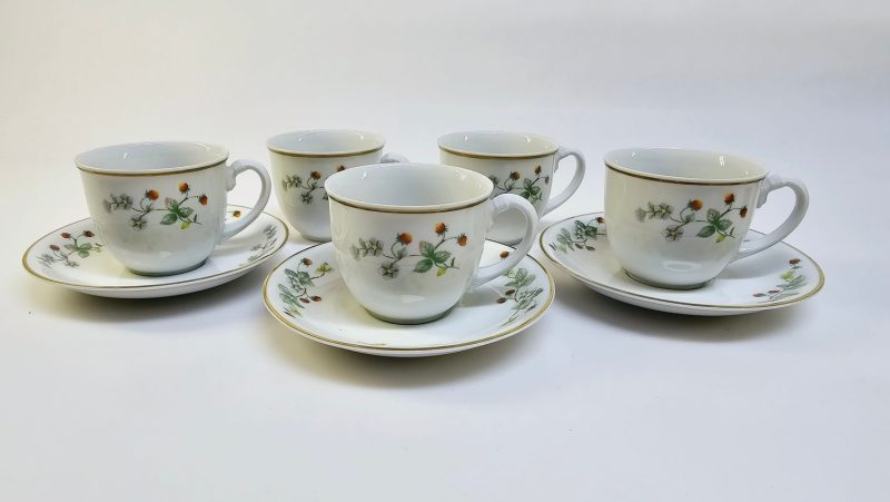 Charmigt kaffekoppsset på 5 koppar från Christineholm med jordgubbsmotiv