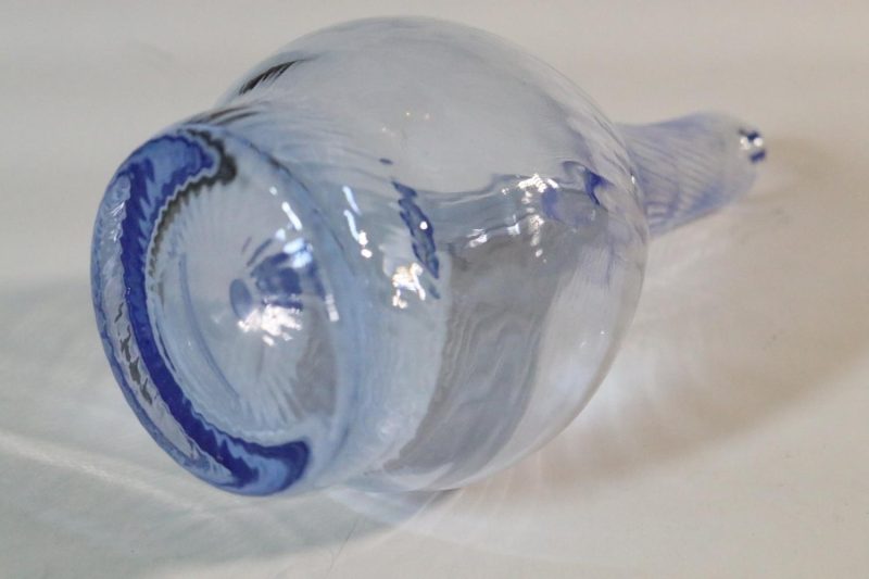 Karaff utan propp i blått glas Räfflad