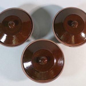 3st små karotter med lock, glaserad lergods