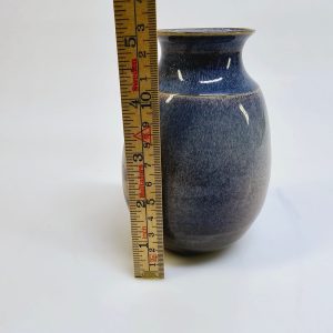 Charmig handgjord keramikvas med nordiskt landskapsmotiv, 13 cm