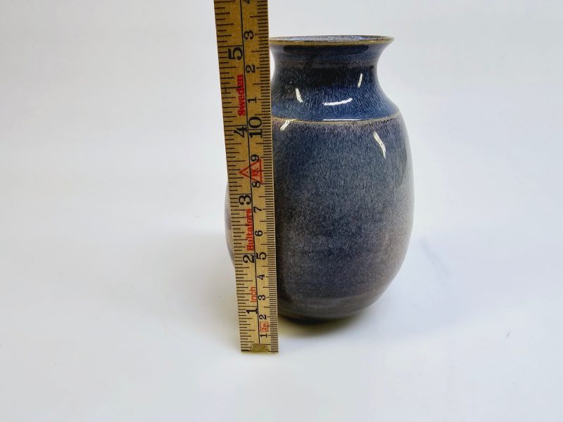 Charmig handgjord keramikvas med nordiskt landskapsmotiv, 13 cm