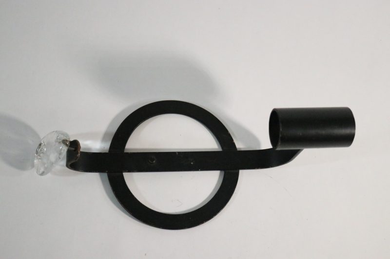 Väggljusstake, svart metall med glasprisma