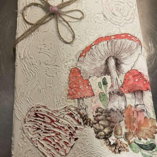 Charmigt handgjort decoupage-konstverk med rustik blomdetalj
