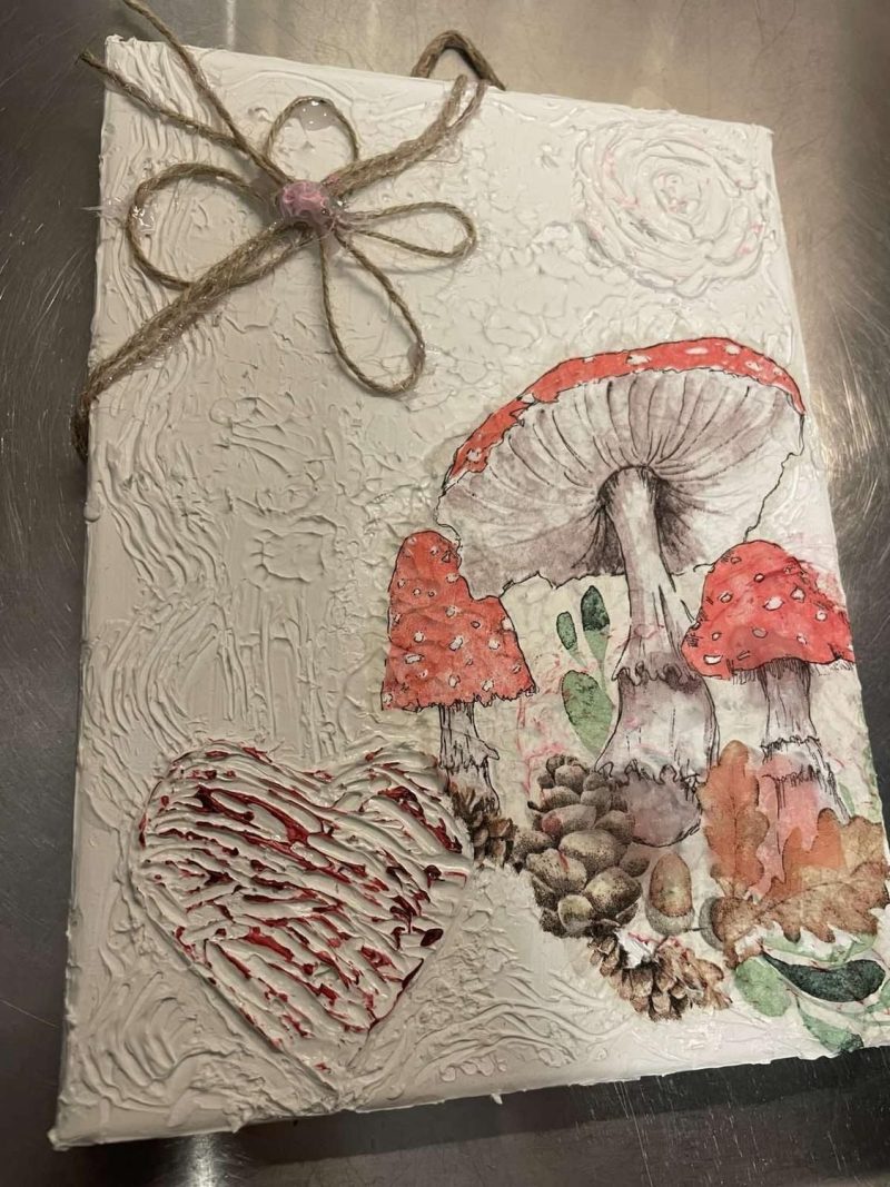 Charmigt handgjort decoupage-konstverk med rustik blomdetalj