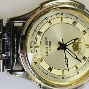 Seiko Quartz-klocka med guldfärgad urtavla – Stilren och Klassisk