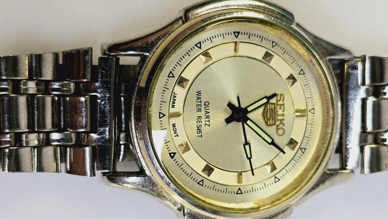 Seiko Quartz-klocka med guldfärgad urtavla – Stilren och Klassisk