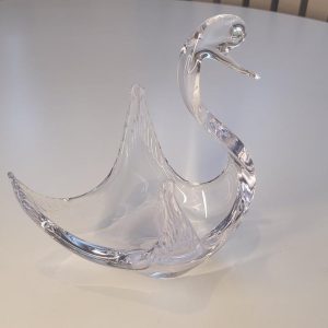Svan i glas med uppspärrade vingar och vackert krökt hals