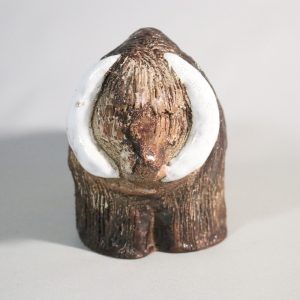 Myskoxe / Bisonoxe signerad, I P, glaserad lergods