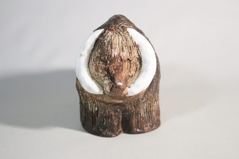 Myskoxe / Bisonoxe signerad, I P, glaserad lergods