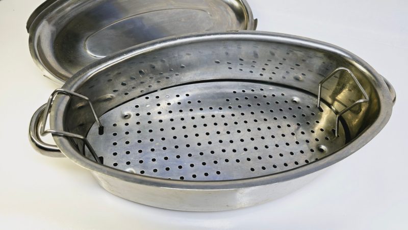 Elegant rostfri ugnsgryta med perforerad insats - 42 cm