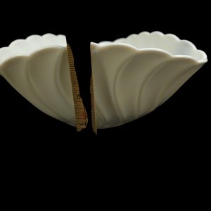 Elegant porslinsskål med vågformad kant – klassisk och tidlös design